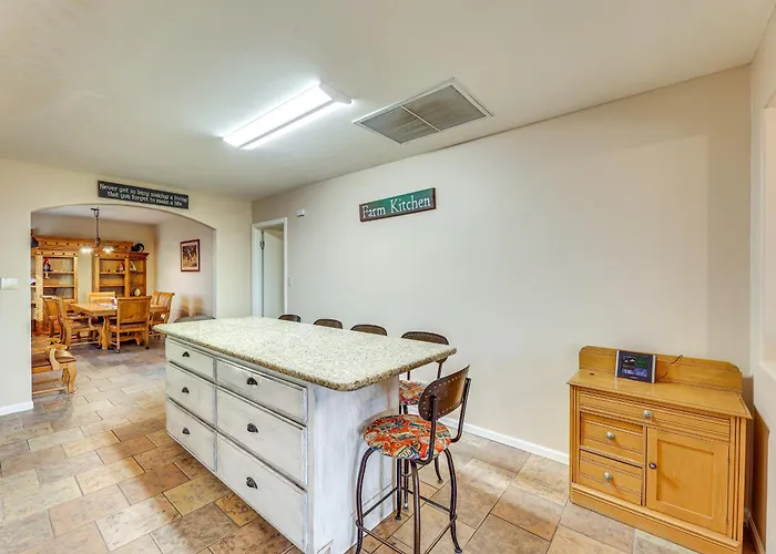 Near Golfing & Spaces: Family Home! Florence