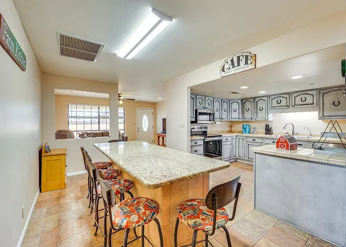 Near Golfing & Spaces: Family Home!