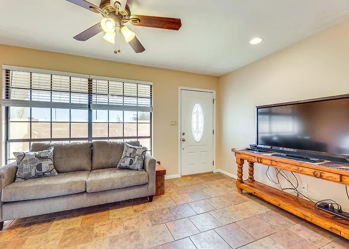 Near Golfing & Spaces: Family Home! *