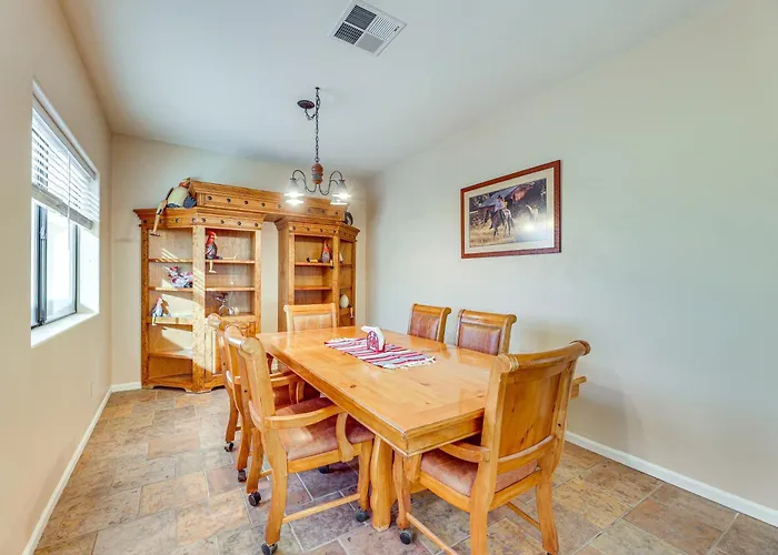 Near Golfing & Spaces: Family Home! Holiday home
