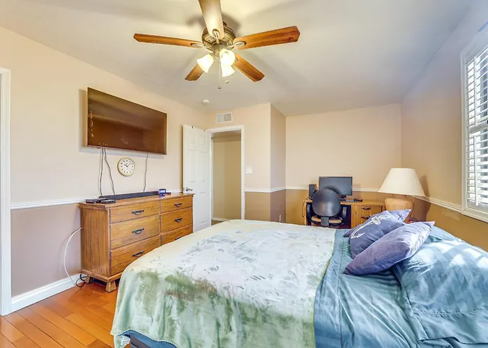 Near Golfing & Spaces: Family Home!